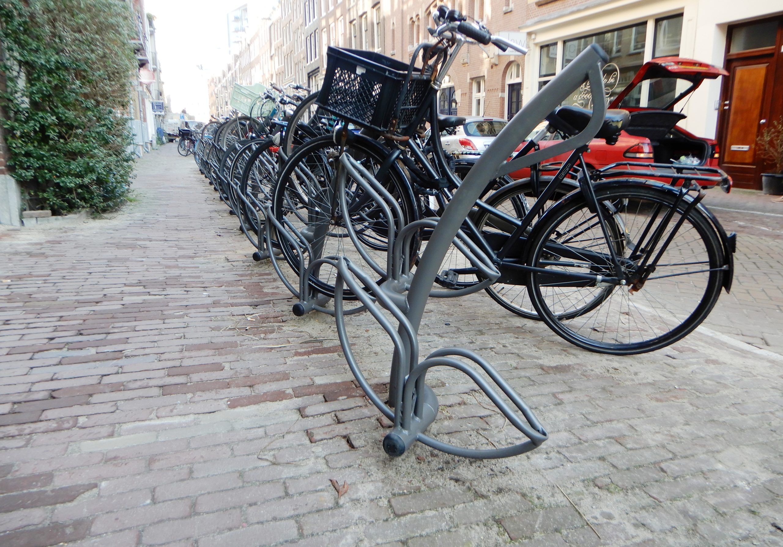 Wetland onvoorwaardelijk alledaags Maatwerk Toekan fietsenrekken voor de Nieuwe Kerkstraat in Amsterdam